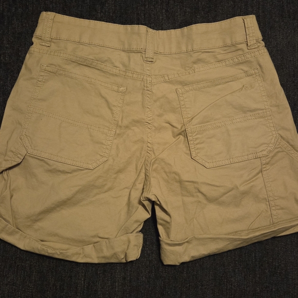 Women's Roll-Cuff Cargo Carpenter Shorts in Khaki. Size 10 - Picture 3 of 6